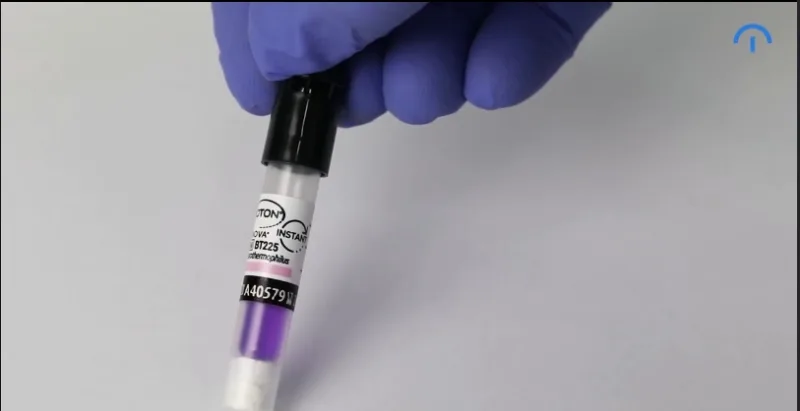 Mano con guante sosteniendo un indicador biológico Bionova BT225