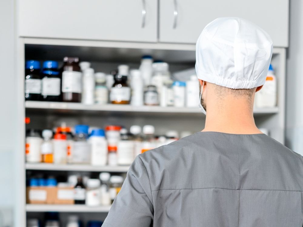 Estantería de insumos médicos en un almacén clínico